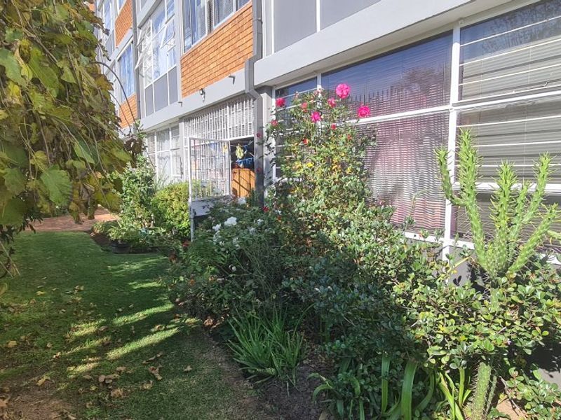  Spacious Ground Floor 2-Bedroom Flat with Garden & Secure Parking  - Photo 10