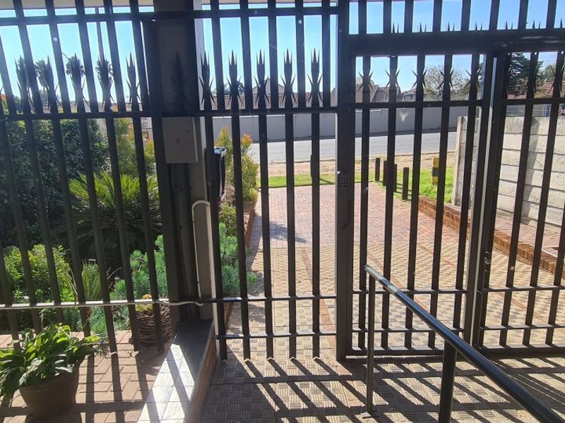  Spacious Ground Floor 2-Bedroom Flat with Garden & Secure Parking  - Photo 8