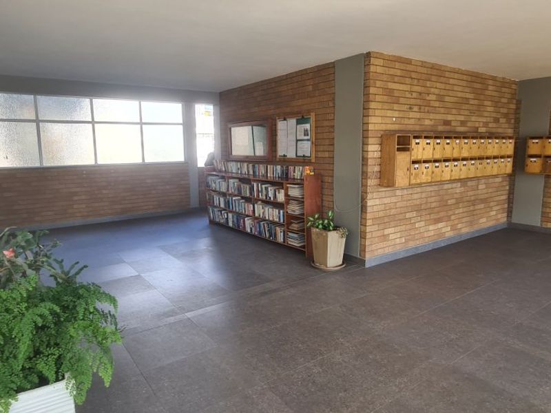  Spacious Ground Floor 2-Bedroom Flat with Garden & Secure Parking  - Photo 7