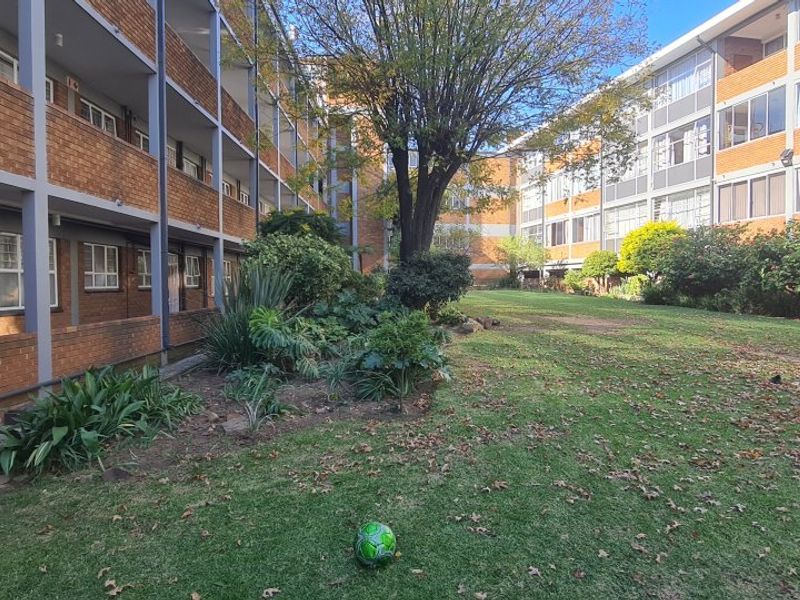  Spacious Ground Floor 2-Bedroom Flat with Garden & Secure Parking  - Photo 3