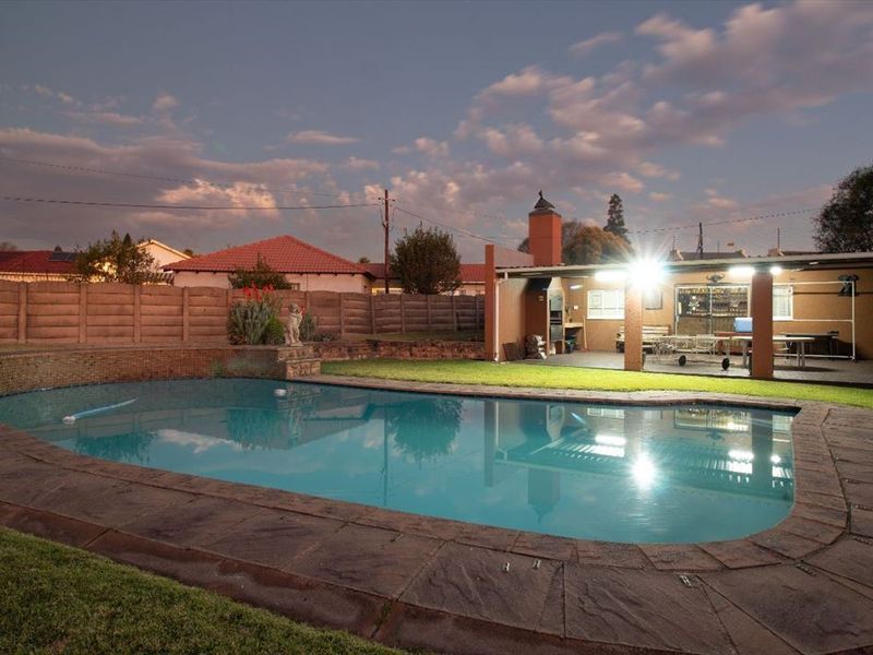 Elegant Family Living With Pool - Photo 3