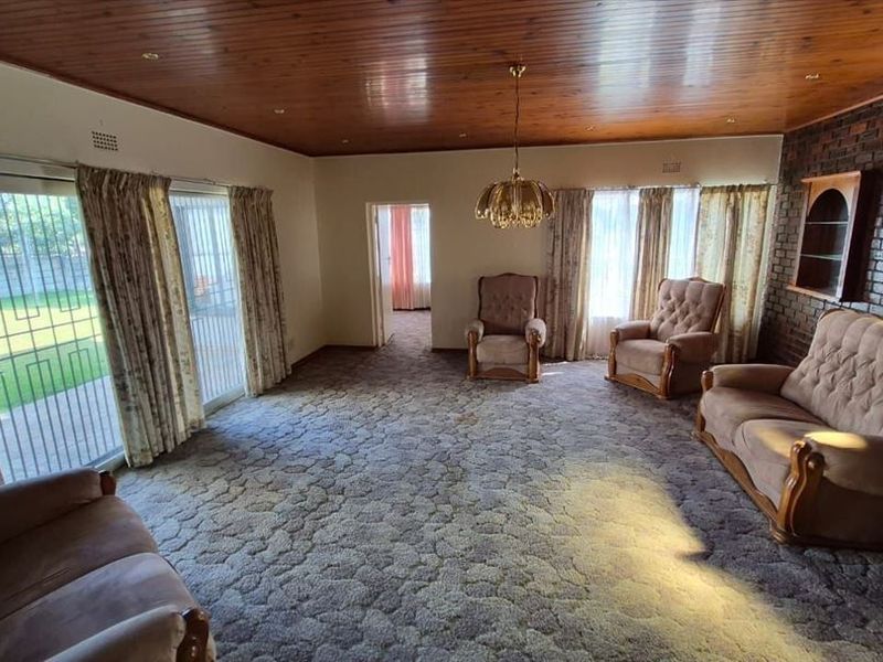 Spacious Family Home With Exceptional Features - Photo 2