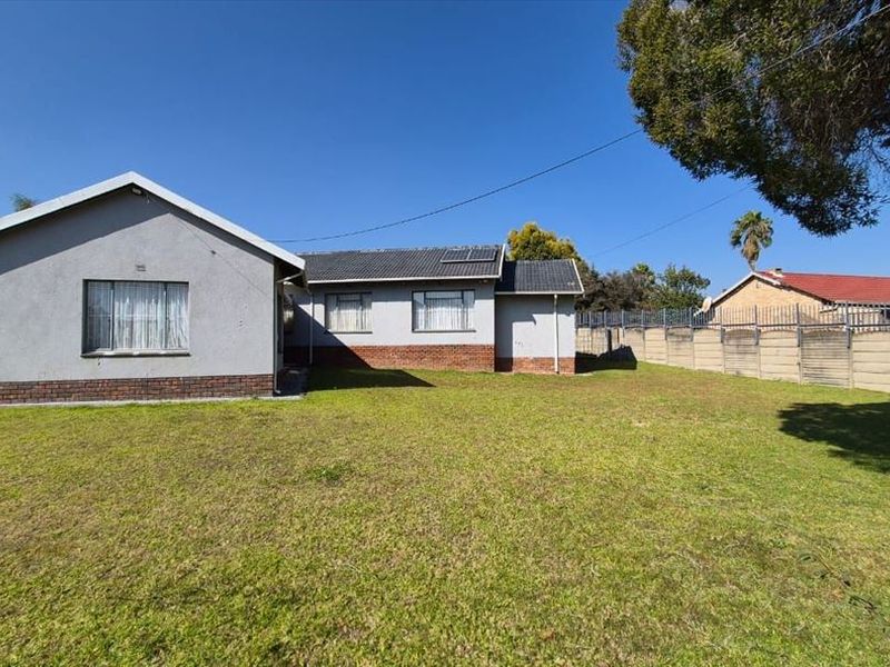 Spacious Family Home With Exceptional Features - Photo 3