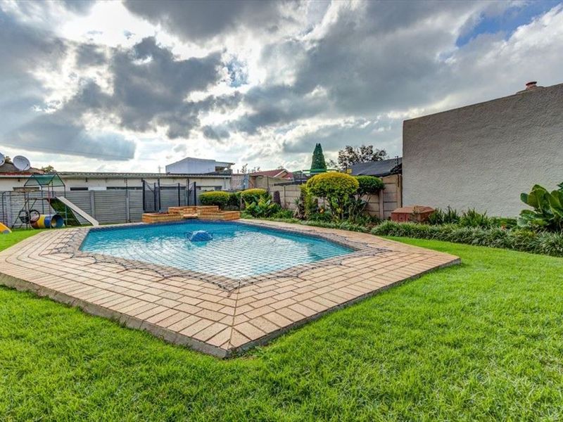 Stylish Family Retreat With Poolside Charm - Photo 3