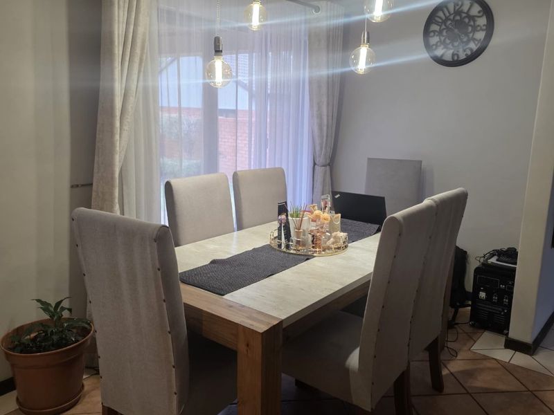 Elegant Family Living in the Heart of Monavoni - Photo 5