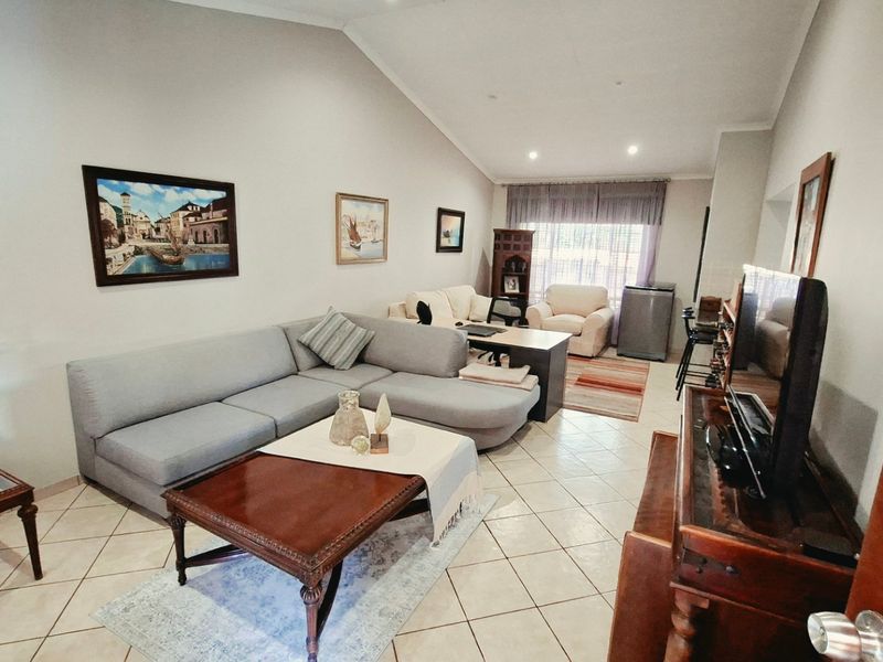 Luxury Sunlit Living in the Prestigious Wilds Security Estate - Photo 2