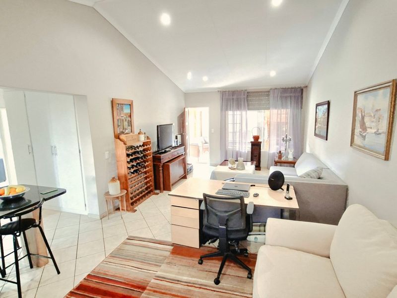 Luxury Sunlit Living in the Prestigious Wilds Security Estate - Photo 3
