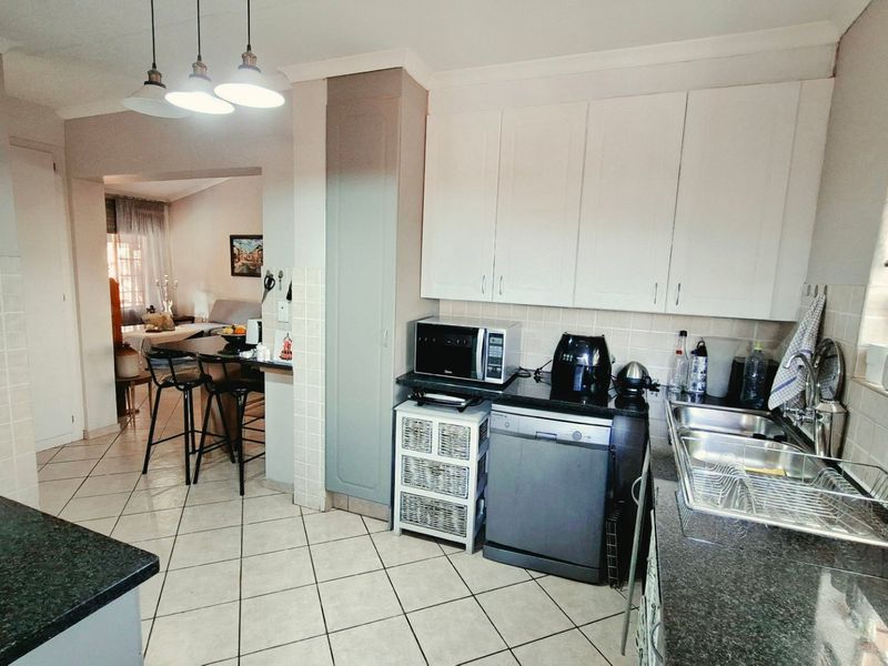 Luxury Sunlit Living in the Prestigious Wilds Security Estate - Photo 8