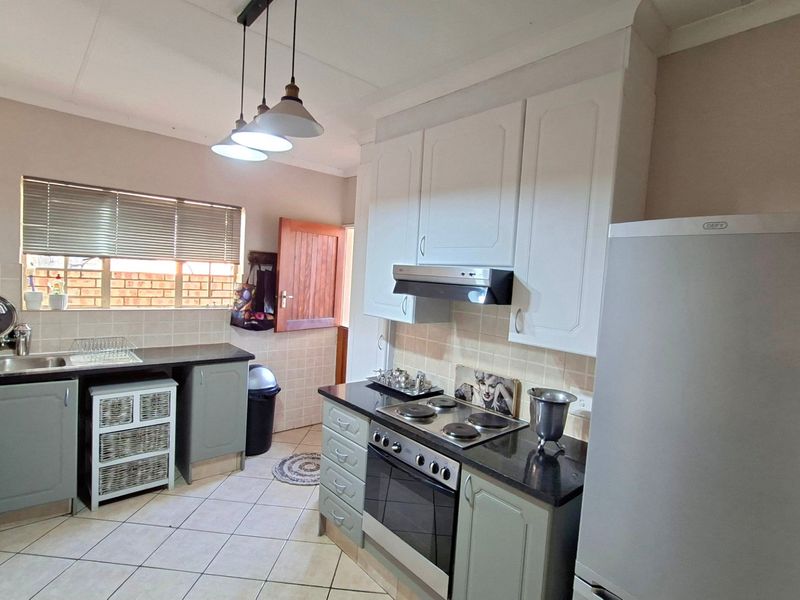 Luxury Sunlit Living in the Prestigious Wilds Security Estate - Photo 6