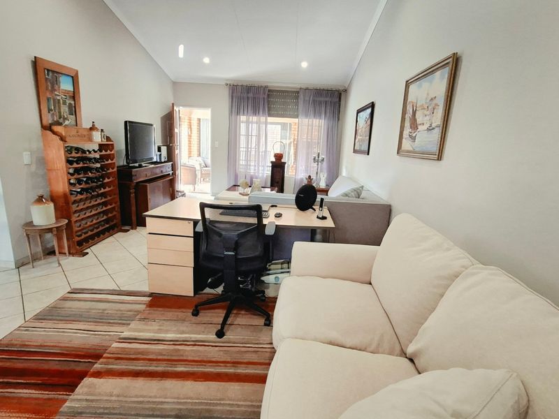 Luxury Sunlit Living in the Prestigious Wilds Security Estate - Photo 4