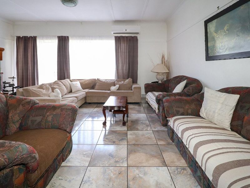 BEAUTIFUL MOVE-IN-READY HOME - Photo 3