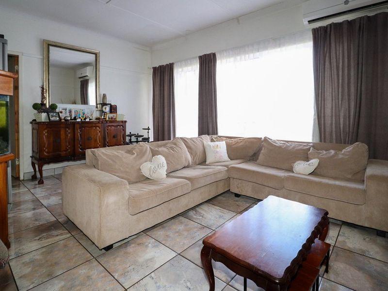 BEAUTIFUL MOVE-IN-READY HOME - Photo 4