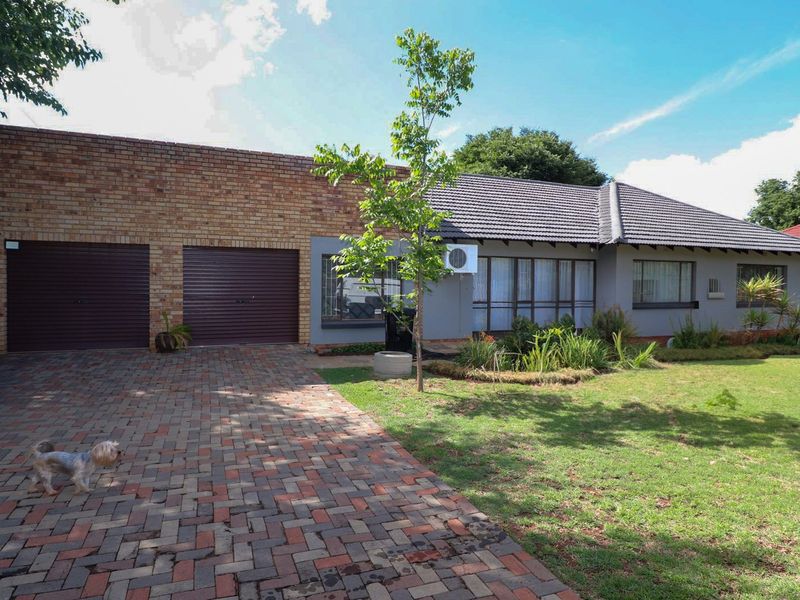 BEAUTIFUL MOVE-IN-READY HOME - Photo 1