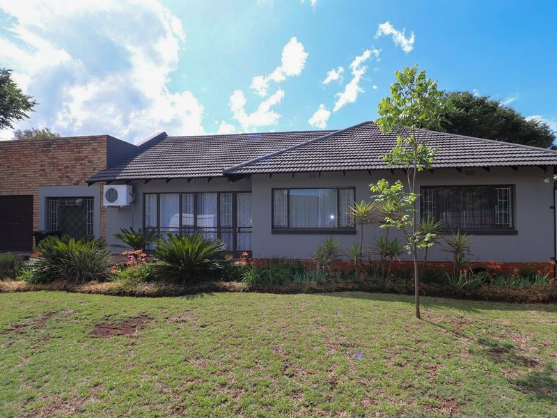 BEAUTIFUL MOVE-IN-READY HOME - Photo 2