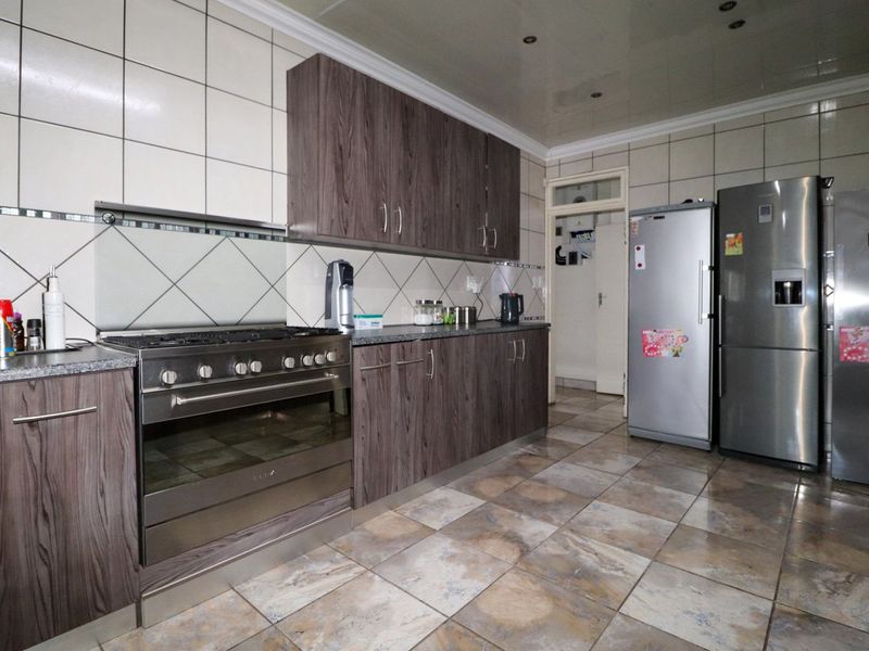 BEAUTIFUL MOVE-IN-READY HOME - Photo 9