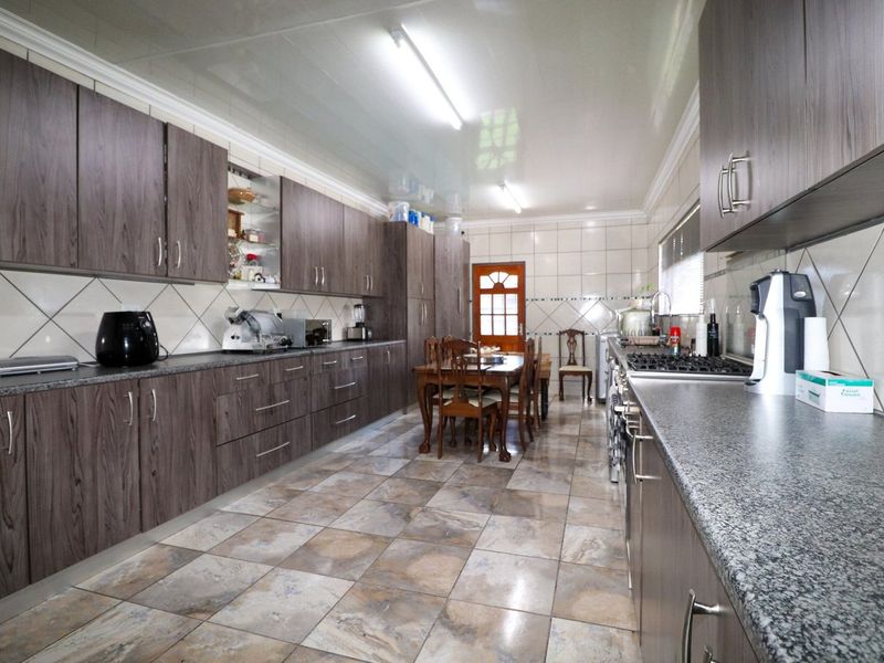 BEAUTIFUL MOVE-IN-READY HOME - Photo 8