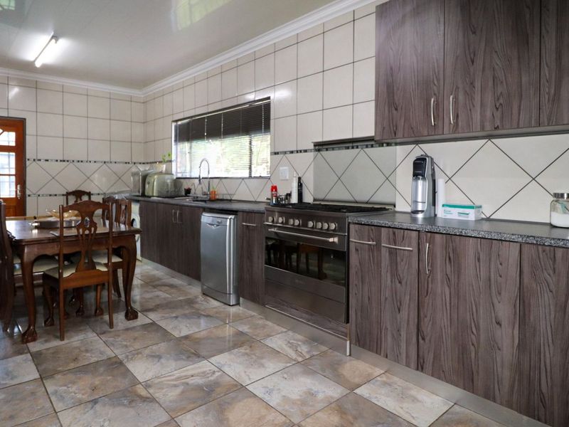 BEAUTIFUL MOVE-IN-READY HOME - Photo 10