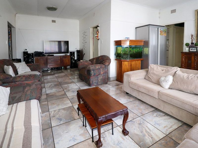 BEAUTIFUL MOVE-IN-READY HOME - Photo 5