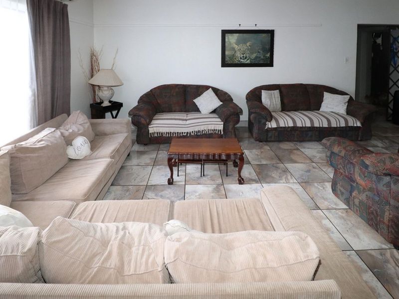 BEAUTIFUL MOVE-IN-READY HOME - Photo 6