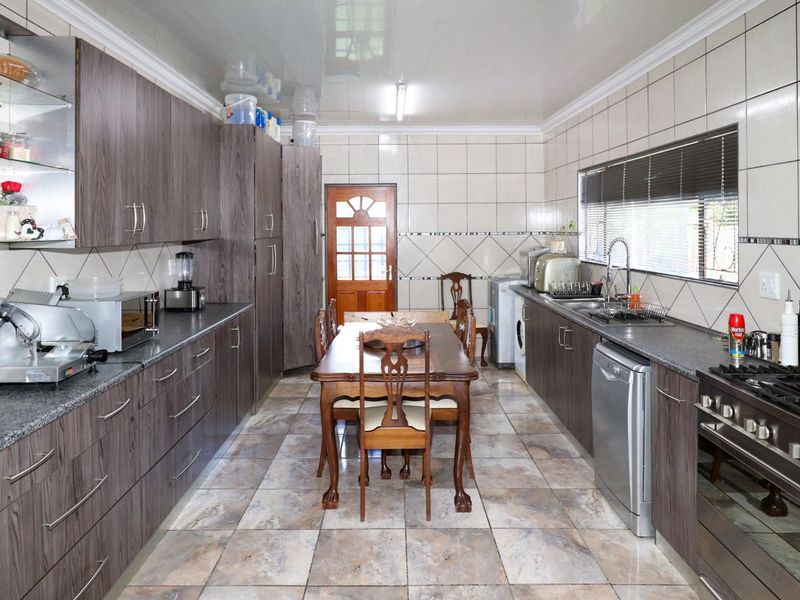 BEAUTIFUL MOVE-IN-READY HOME - Photo 7