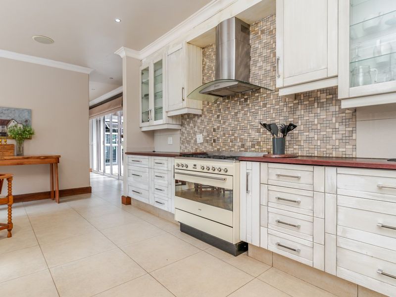 Spacious Family Living with Exceptional Extras!  - Photo 10