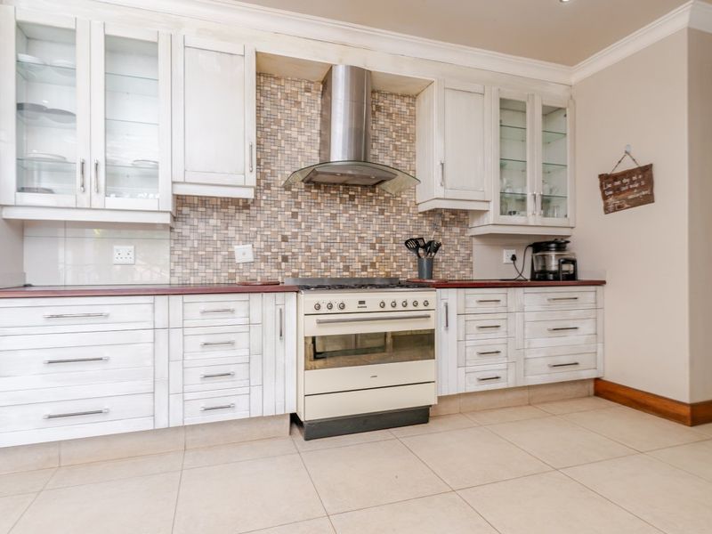 Spacious Family Living with Exceptional Extras!  - Photo 9