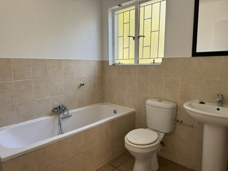 Charming Family Duplex with Private Garden!  - Photo 4