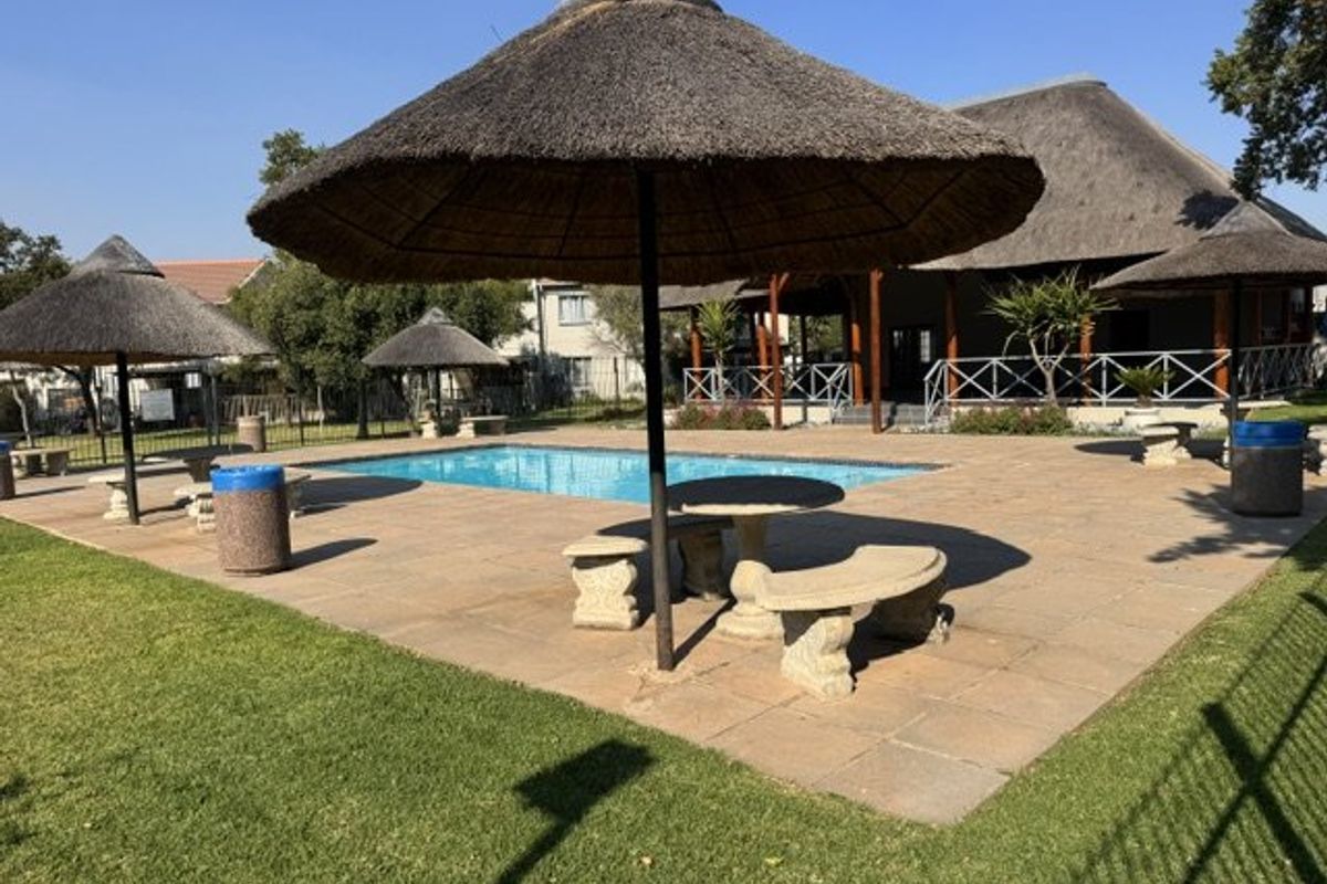Charming Family Duplex with Private Garden!  - Photo 2