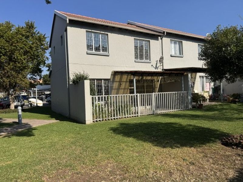 Charming Family Duplex with Private Garden!  - Photo 3