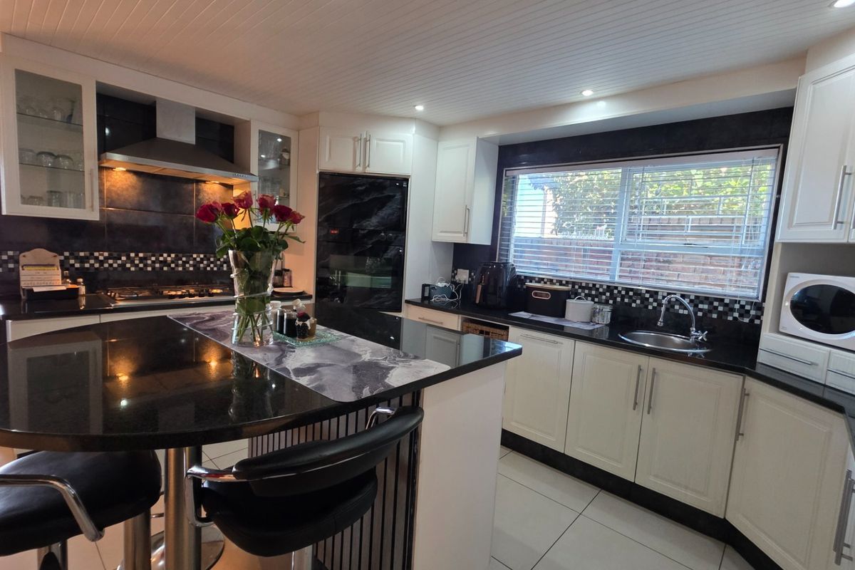 Stylish Townhouse in Deoville Park... Close to Hartenbos !!! - Photo 3