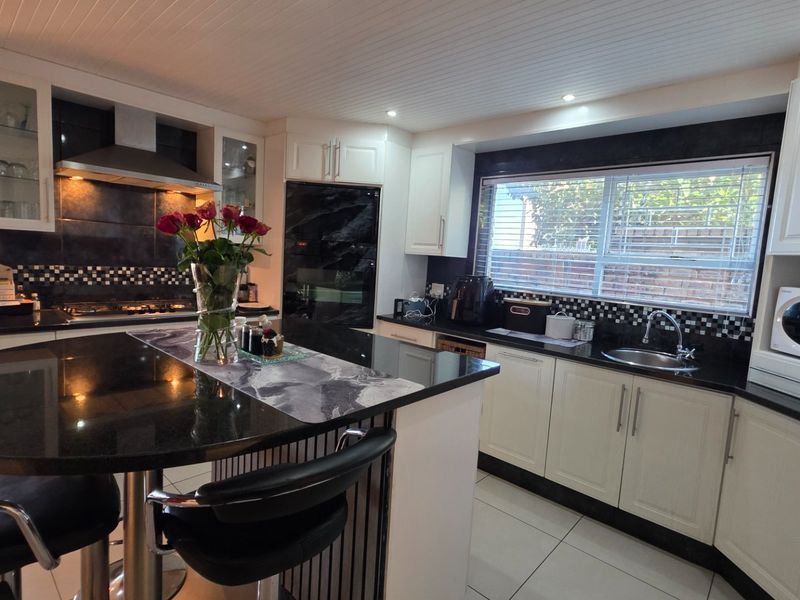Stylish Townhouse in Deoville Park... Close to Hartenbos !!! - Photo 3
