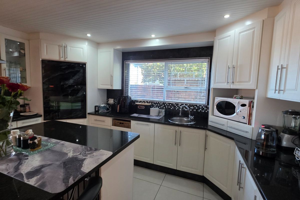 Stylish Townhouse in Deoville Park... Close to Hartenbos !!! - Photo 4