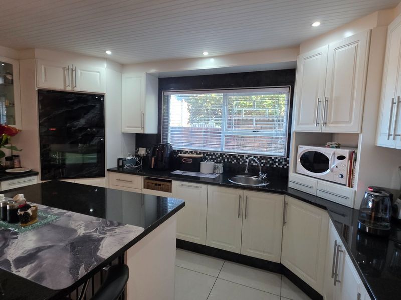 Stylish Townhouse in Deoville Park... Close to Hartenbos !!! - Photo 4