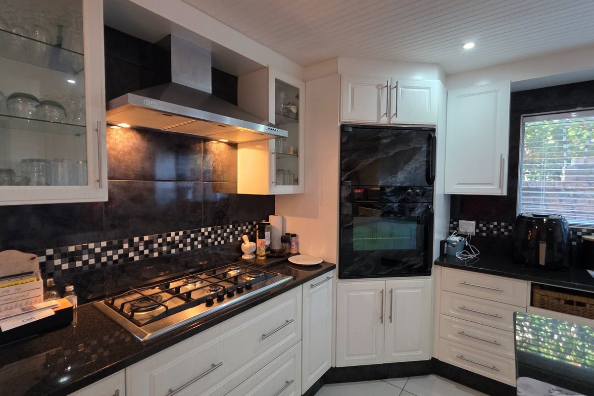 Stylish Townhouse in Deoville Park... Close to Hartenbos !!! - Photo 2