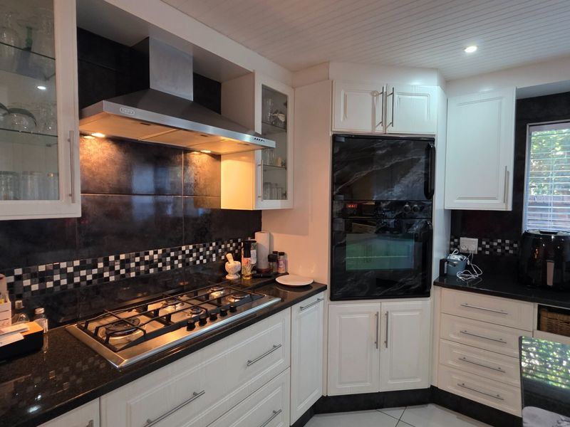 Stylish Townhouse in Deoville Park... Close to Hartenbos !!! - Photo 2