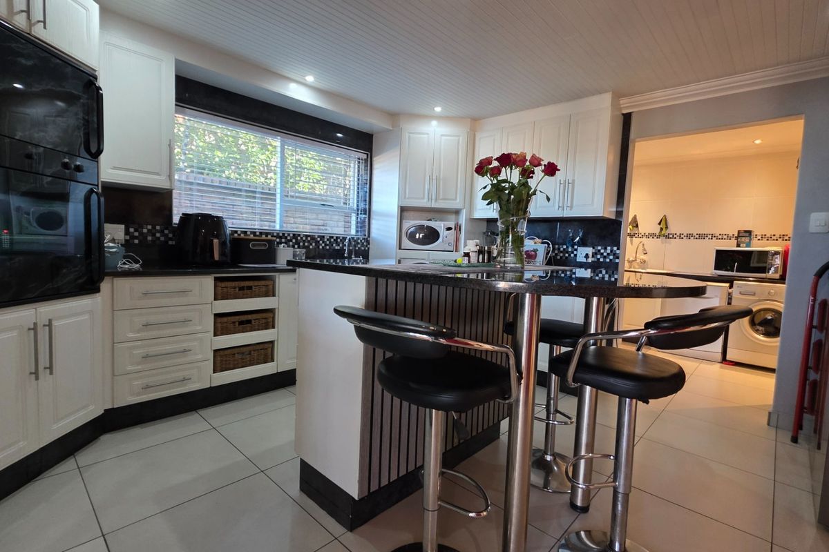 Stylish Townhouse in Deoville Park... Close to Hartenbos !!! - Photo 5