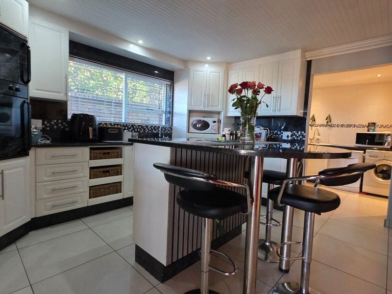 Stylish Townhouse in Deoville Park... Close to Hartenbos !!! - Photo 5