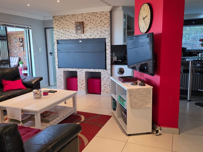 Stylish Townhouse in Deoville Park... Close to Hartenbos !!! - Photo 9