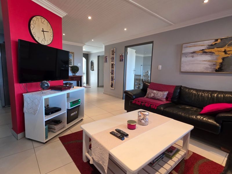 Stylish Townhouse in Deoville Park... Close to Hartenbos !!! - Photo 10