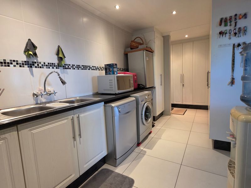 Stylish Townhouse in Deoville Park... Close to Hartenbos !!! - Photo 6