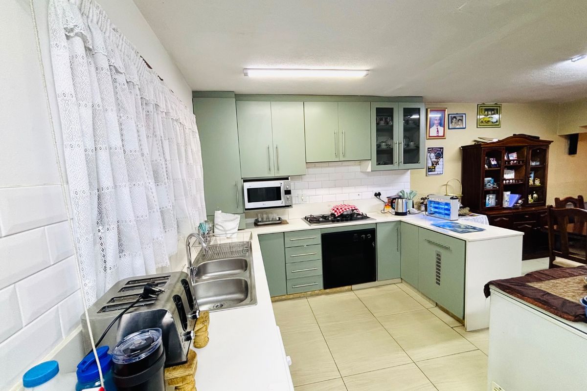 REDUCED BY R200 000 | Spacious Double-Storey Family Home in Castle Hill with Multi-Functional Layout and Rental Income Potential - Photo 4