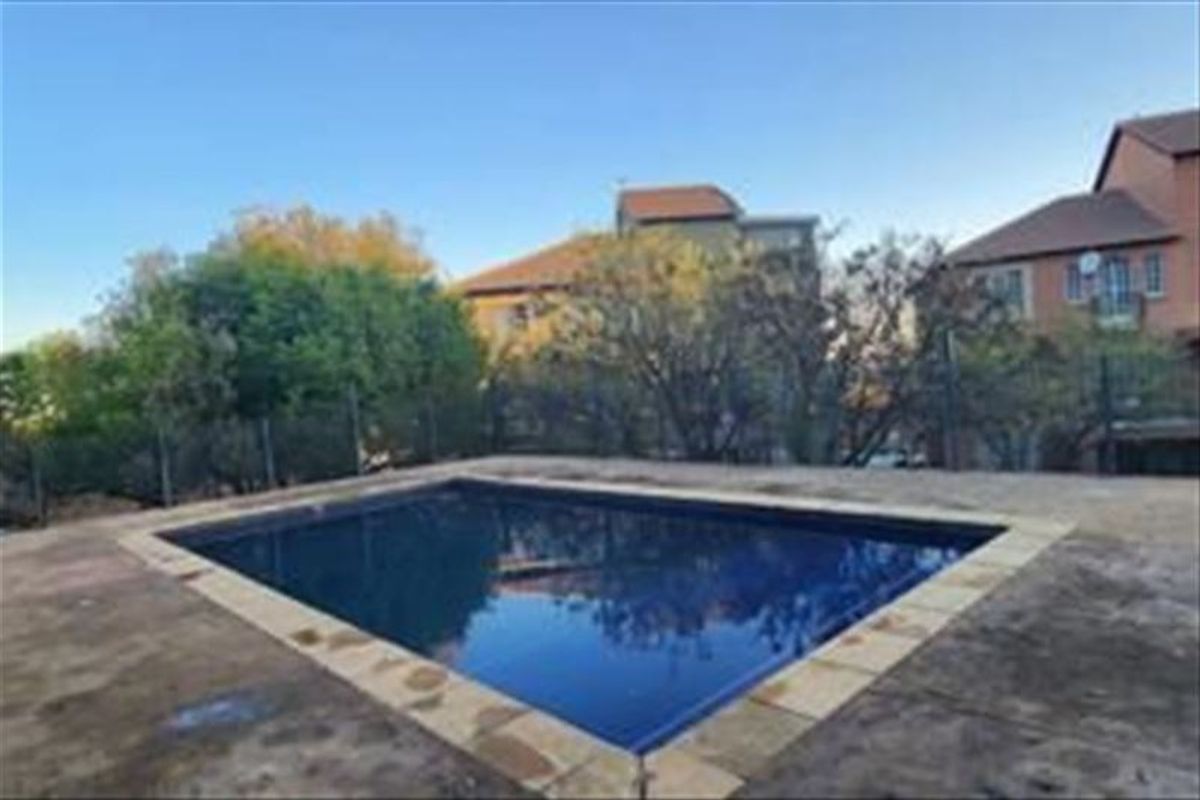 Charming Two Bedroom Home With Pools - Photo 3