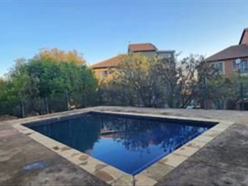 Charming Two Bedroom Home With Pools - Photo 3