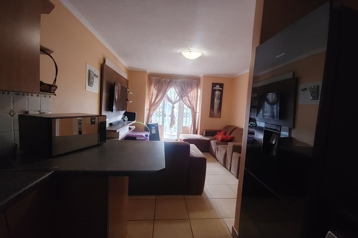 Spacious 2 Bedroom Apartment with Full Bathroom and Patio - Photo 4