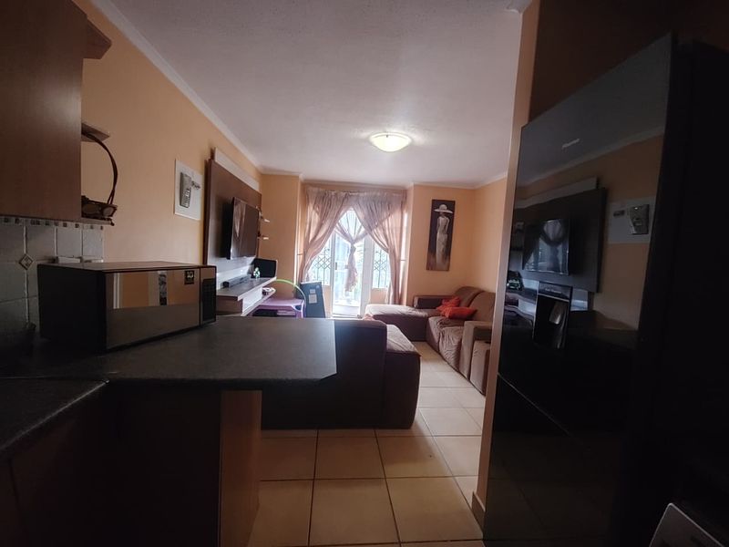 Spacious 2 Bedroom Apartment with Full Bathroom and Patio - Photo 4