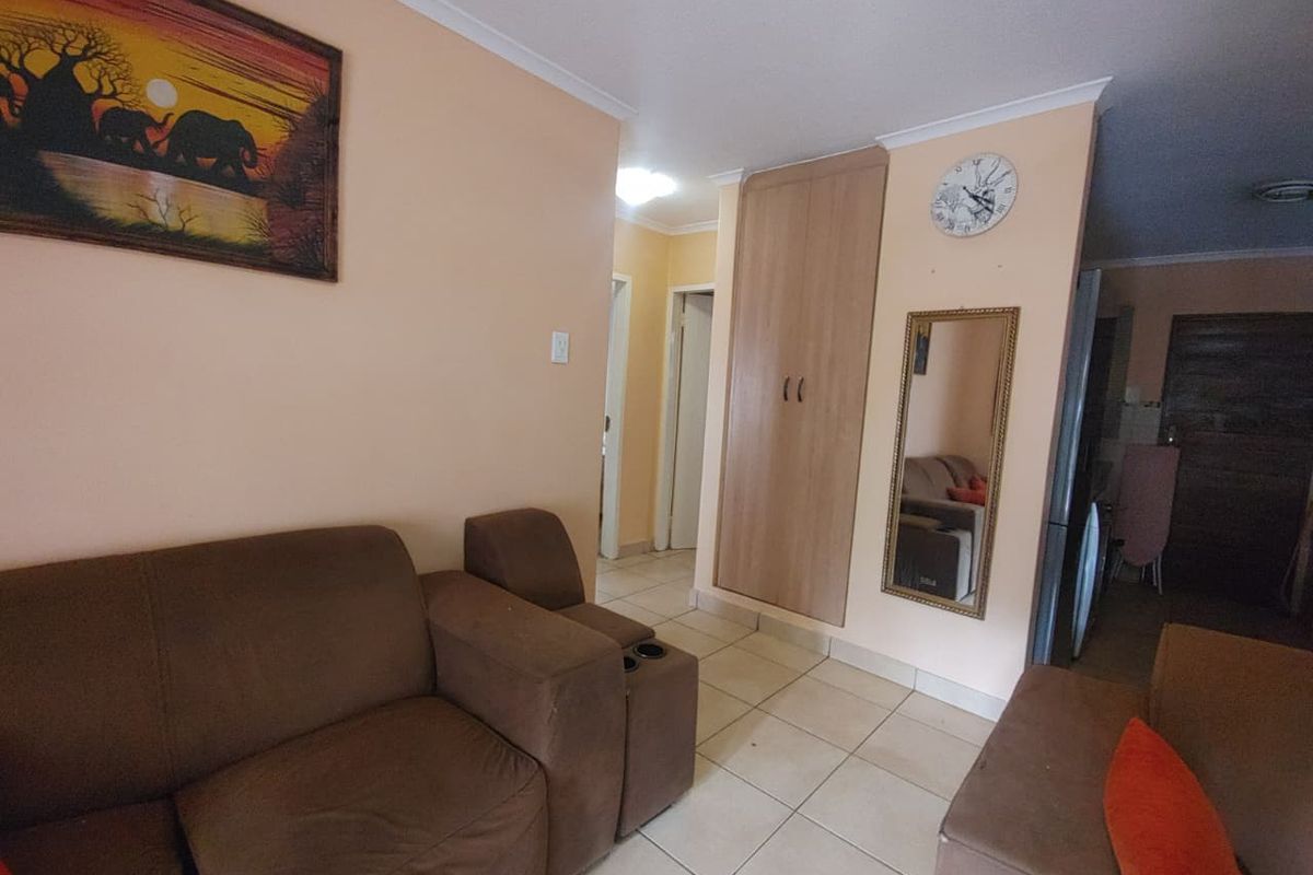 Spacious 2 Bedroom Apartment with Full Bathroom and Patio - Photo 5