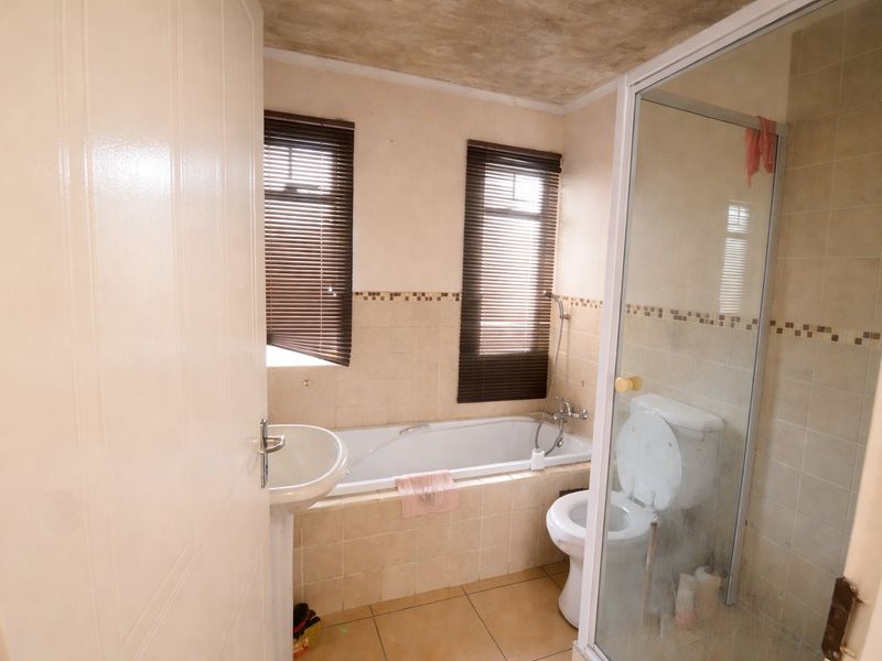 Spacious 2 Bedroom Apartment with Full Bathroom and Patio - Photo 9