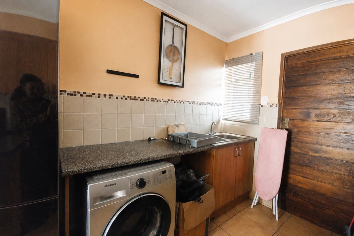 Spacious 2 Bedroom Apartment with Full Bathroom and Patio - Photo 3