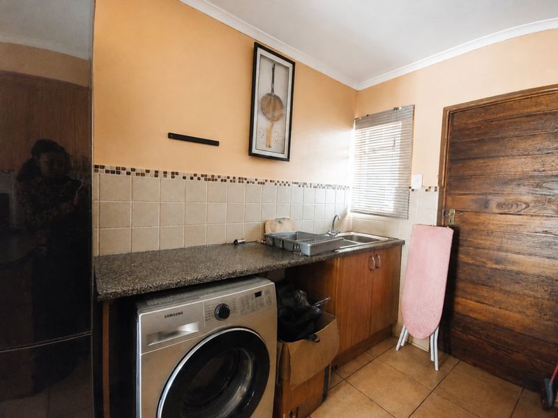 Spacious 2 Bedroom Apartment with Full Bathroom and Patio - Photo 3