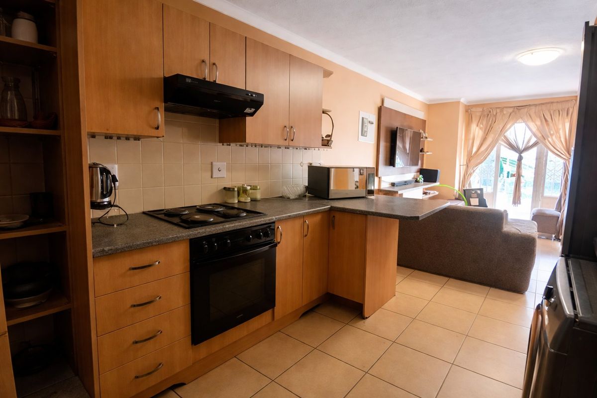 Spacious 2 Bedroom Apartment with Full Bathroom and Patio - Photo 2
